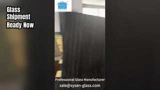 유리 공장 창고에서 배송 준비 중